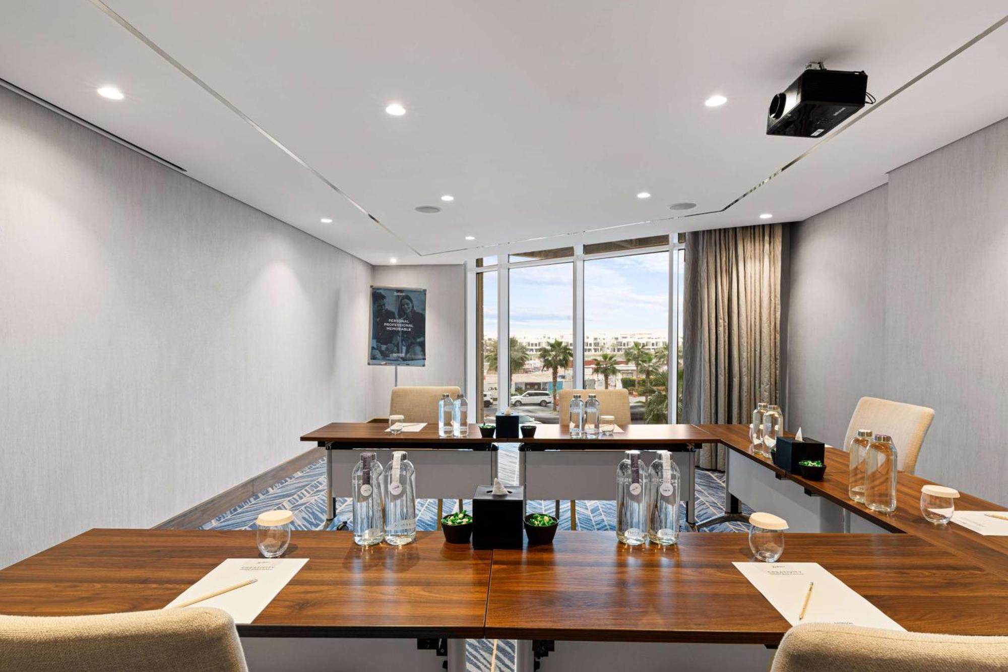 Radisson Dubai Damac Hills Hotel Eksteriør billede